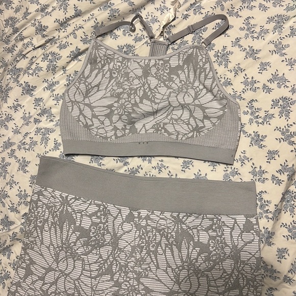 Medium Fabletics Set - Picture 3 of 3